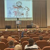 Celina Zubrycka prezentuje dzieciom Waldka, bohatera książki