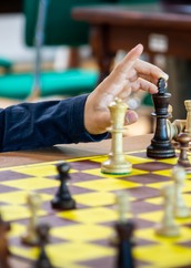 zdjęcie szachów i ręki szachisty.jpg