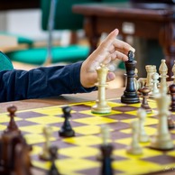 zdjęcie szachów i ręki szachisty.jpg