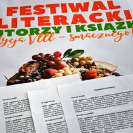 Program festiwalu literackiego autorzy i książki oraz plakat festiwalowy.