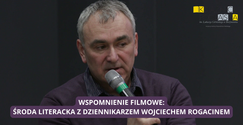 Wojciech Rogacin z mikrofonem w ręce, poniżej napis poświęcony wspomnieniu filmowemu ze środy literackiej.