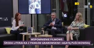 Na kanapie w Galerii Parter Książnicy Podlaskiej siedzi prowadząca spotkanie po lewej stronie, po prawej bohaterowie spotkania, Paweł Grabowski trzyma mikrofon.