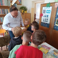 Bibliotekarz pokazuje dzieciom karty katalogowe