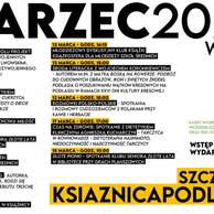 Plakat promujący wydarzenia w Książnicy Podlaskiej na marzec 2025 roku. Na czarnym tle duży napis „MARZEC 2025”, a pod nim lista wydarzeń z datami, godzinami i opisami. Wydarzenia obejmują spotkania autorskie, dyskusje, koncerty i prelekcje. Na dole informacja o bezpłatnym wstępie oraz adres strony internetowej: „SZCZEGÓŁY NA KSIAZNICAPODLASKA.PL”.