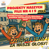 Ilustracja dwójki radosnych dzieci z uniesionymi rękami, stojących przed budynkiem biblioteki oznaczonej jako 