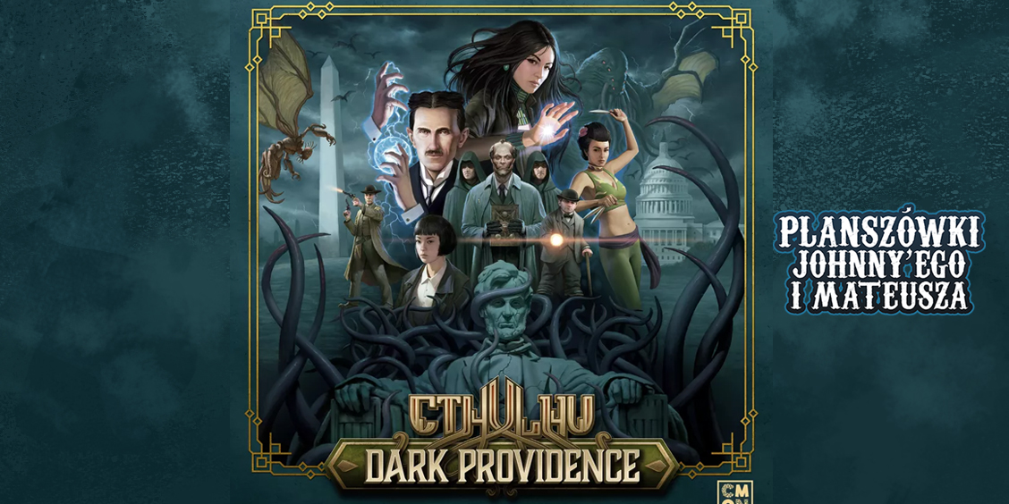 Ilustracja promująca gry planszowe, przedstawiająca mroczną, fantastyczną scenę w klimacie mitologii Cthulhu. W centrum kompozycji znajduje się grupa postaci, wśród których można rozpoznać Nikolę Teslę z wyładowaniami elektrycznymi wokół dłoni oraz inne postacie w strojach z epoki. Na dole widnieje posąg Abrahama Lincolna opleciony mrocznymi mackami. W tle widać Waszyngton z Kapitolem, a nad wszystkim góruje sylwetka Cthulhu oraz latające stwory. Na dole znajduje się logotyp gry „Cthulhu: Dark Providence”. Po prawej stronie umieszczono stylizowany napis: „PLANSZÓWKI JOHNNY’EGO I MATEUSZA”.
