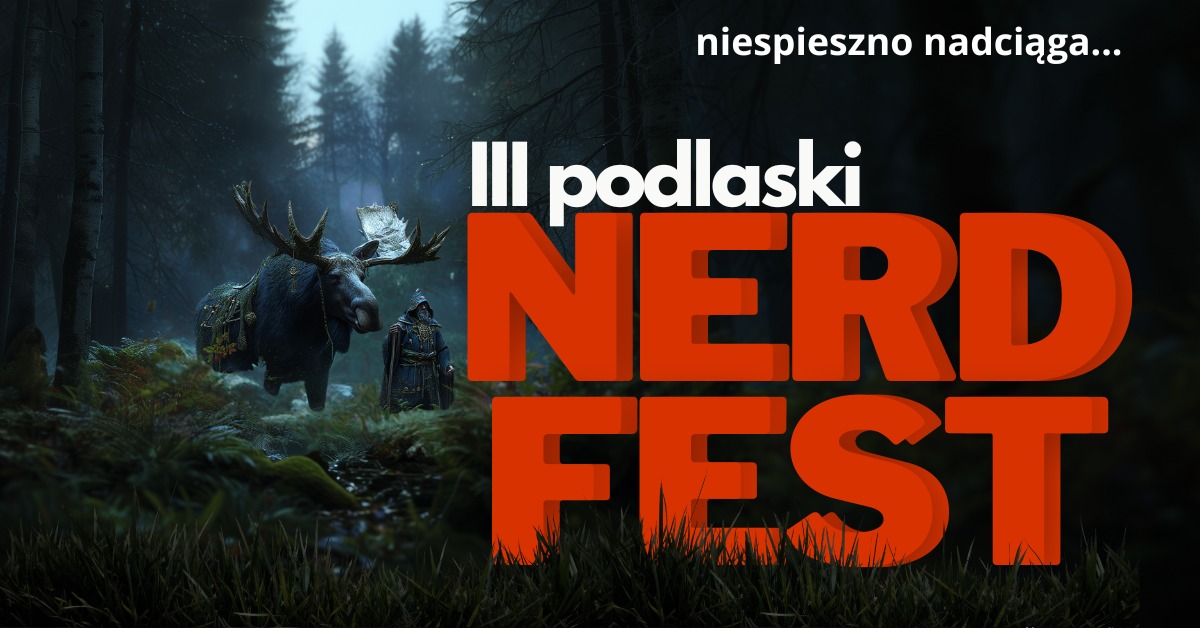 Plakat zapowiadający wydarzenie pod nazwą „III podlaski NERD FEST”, utrzymany w mrocznym, fantastycznym klimacie leśnym. Po prawej stronie dominuje ogromny, pomarańczowy, trójwymiarowy napis „NERD FEST”, nad którym widnieje mniejszy, biały tekst „III podlaski”, a w prawym górnym rogu umieszczono dopisek „niespieszno nadciąga...”. Po lewej stronie, w głębi ciemnego, mglistego lasu pełnego paproci i mchu, stoi potężny łoś z imponującym porożem, przyozdobiony ozdobnym czaprakiem, obok którego znajduje się tajemnicza postać w długiej, zdobionej szacie i kapturze, przypominająca maga lub druida.